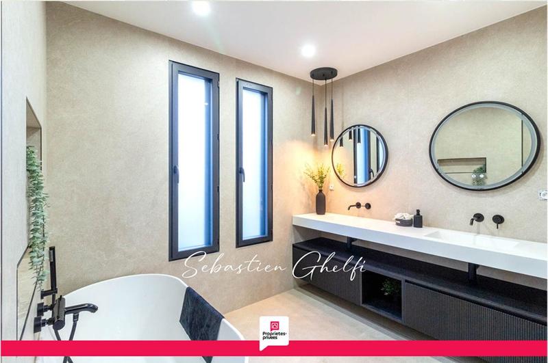 Maison - 202 m² - 7 pièces