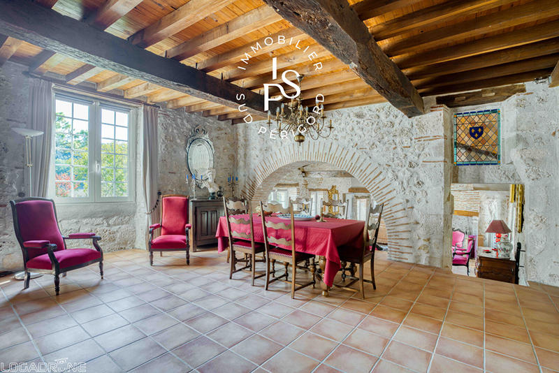 Demeure - 649 m² - 33 pièces