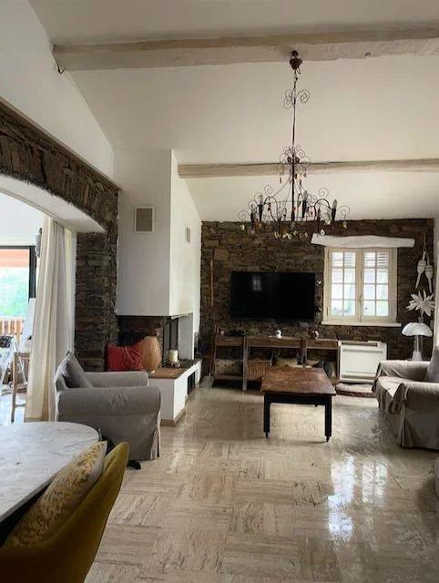 Maison - 240 m² - 7 pièces