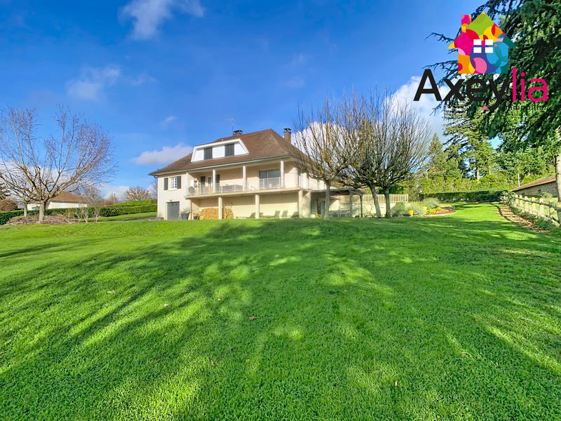 Maison - 214 m² - 8 pièces