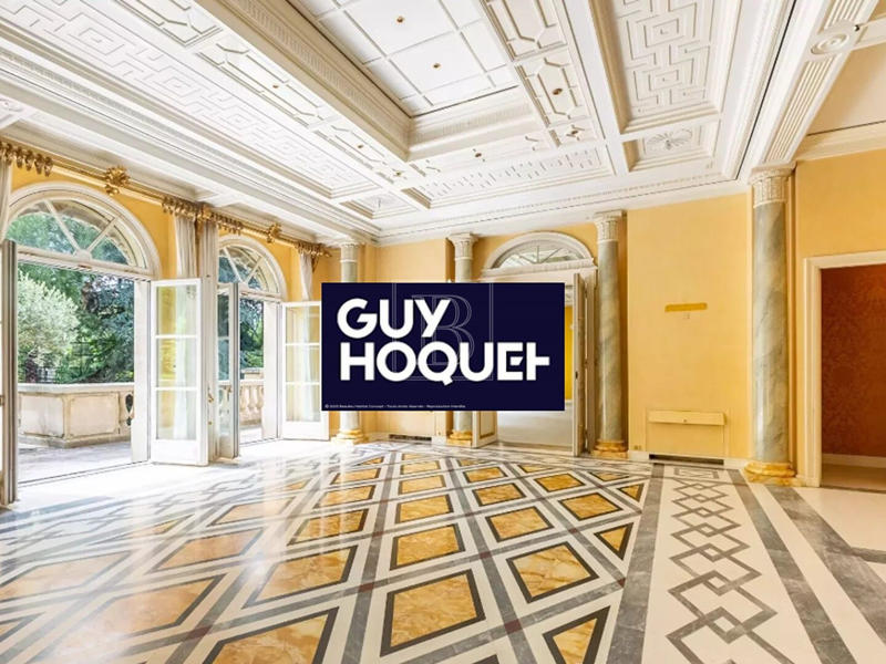 Maison - 1 061 m² - 12 pièces