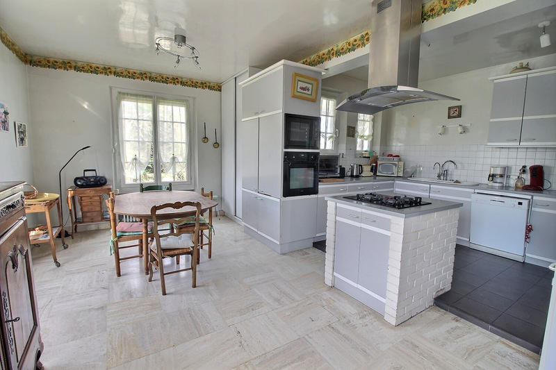 Maison - 230 m² - 8 pièces