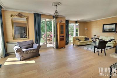 Maison - 240 m² - 9 pièces