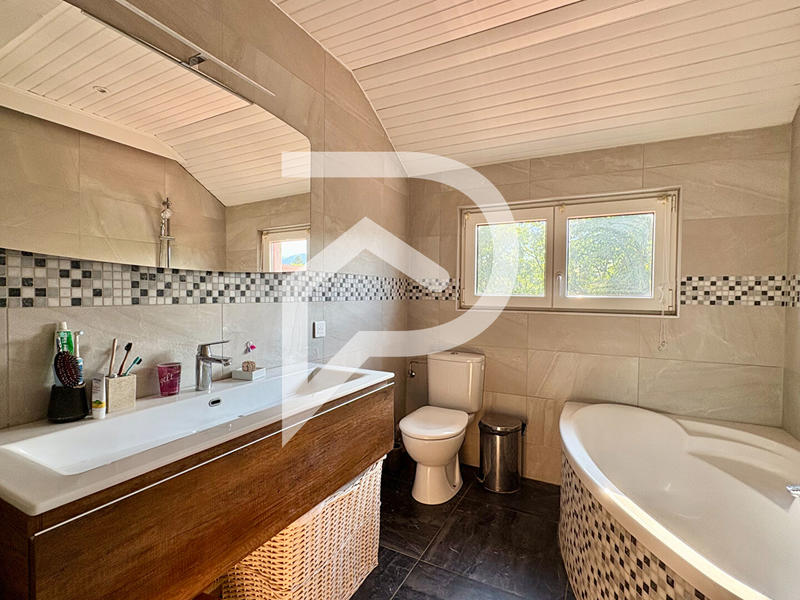 Maison - 180 m² - 8 pièces