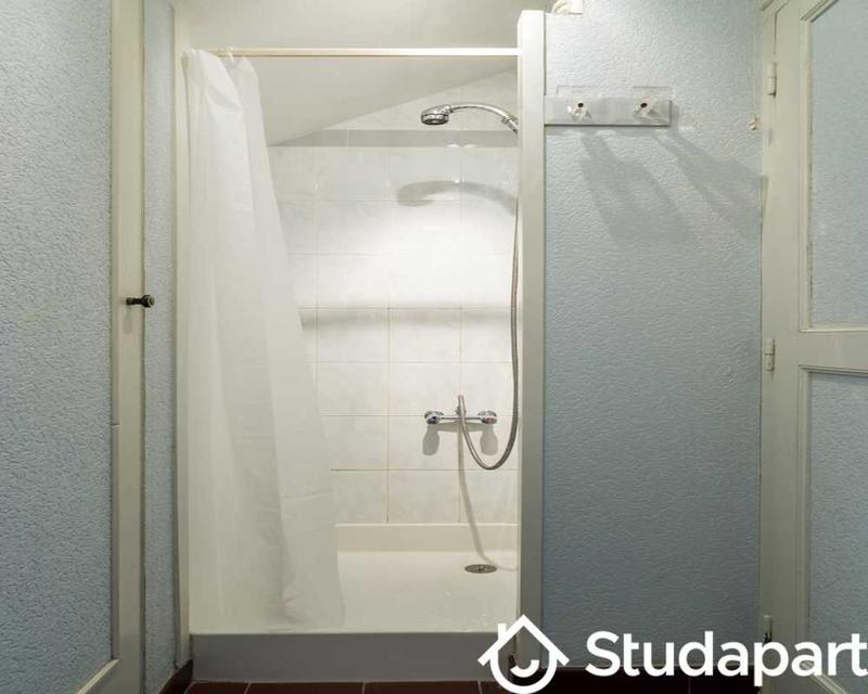 Chambre - 100 m² - 1 pièce