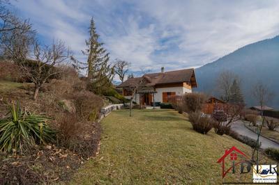 Maison traditionnelle - 168 m² - 5 pièces