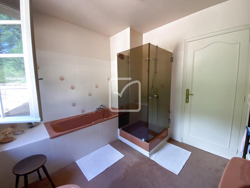 Propriété - 250 m² - 11 pièces