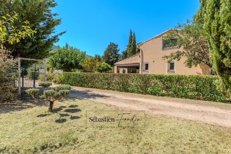 Maison - 211 m² - 7 pièces