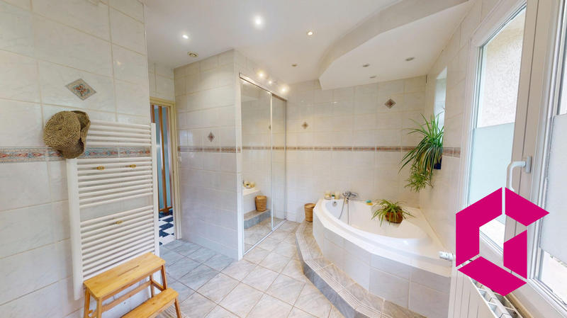 Maison - 182 m² - 8 pièces