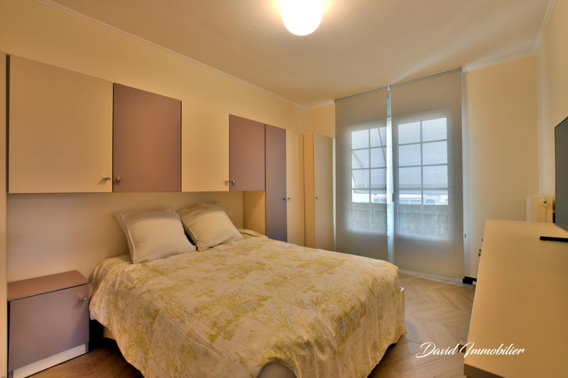 Maison - 250 m² - 10 pièces