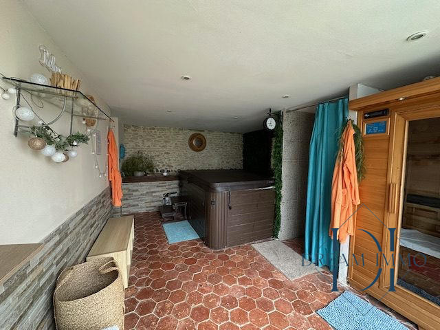 Maison - 288 m² - 13 pièces