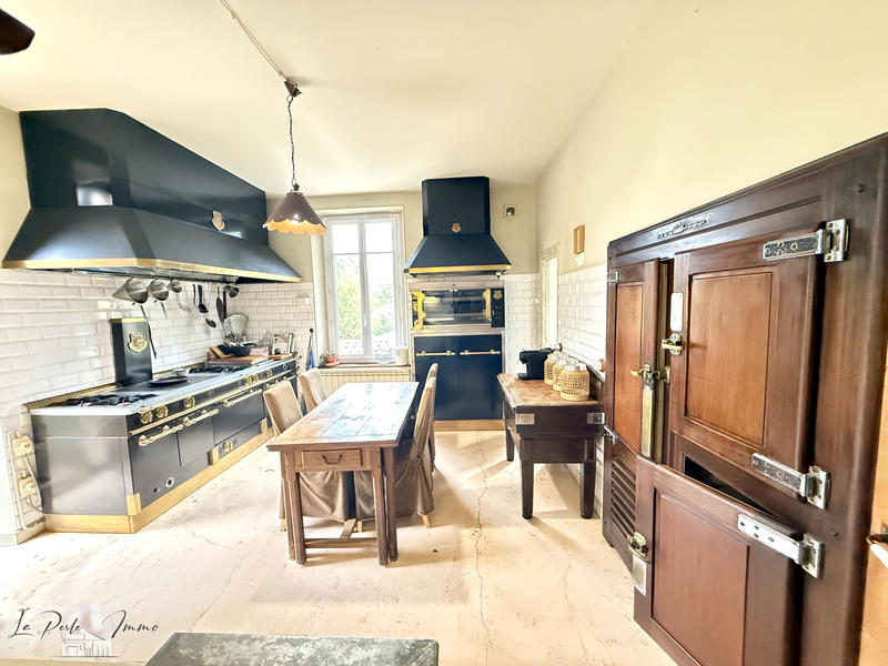 Maison - 460 m² - 10 pièces