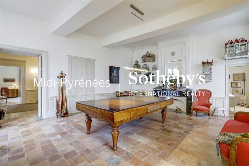 Maison - 458 m² - 12 pièces