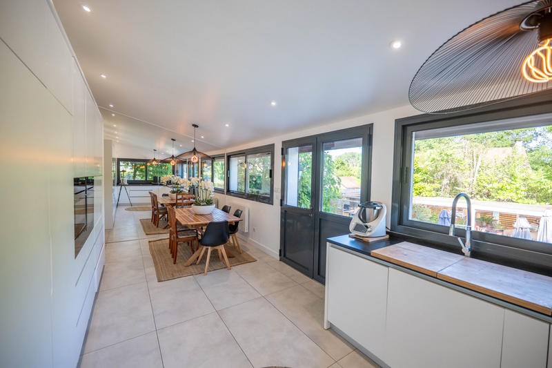 Maison - 220 m² - 6 pièces