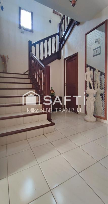 Maison - 250 m² - 8 pièces