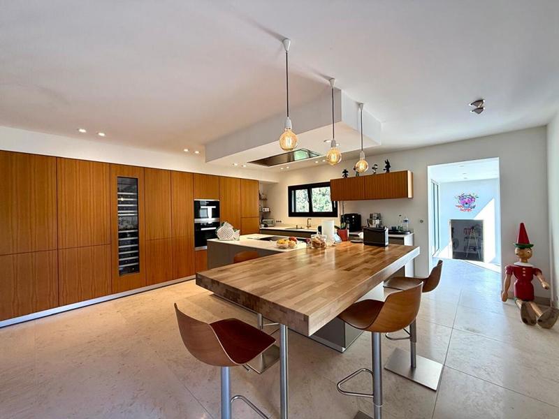 Maison - 300 m² - 6 pièces