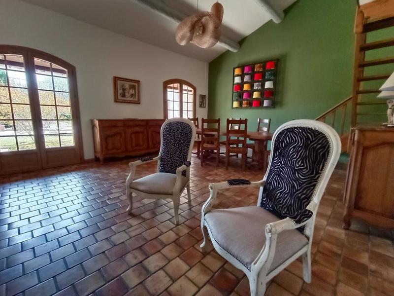 Maison - 250 m² - 6 pièces