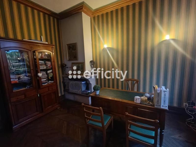 Maison - 954 m² - 40 pièces