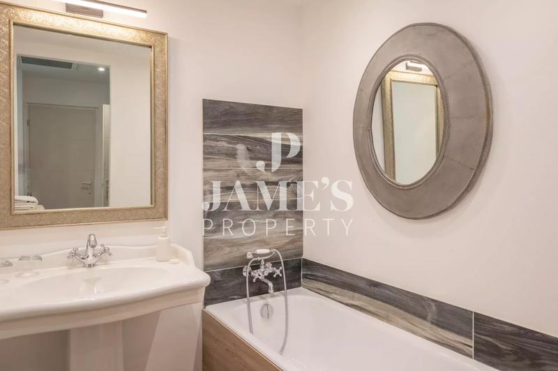 Maison - 560 m² - 14 pièces