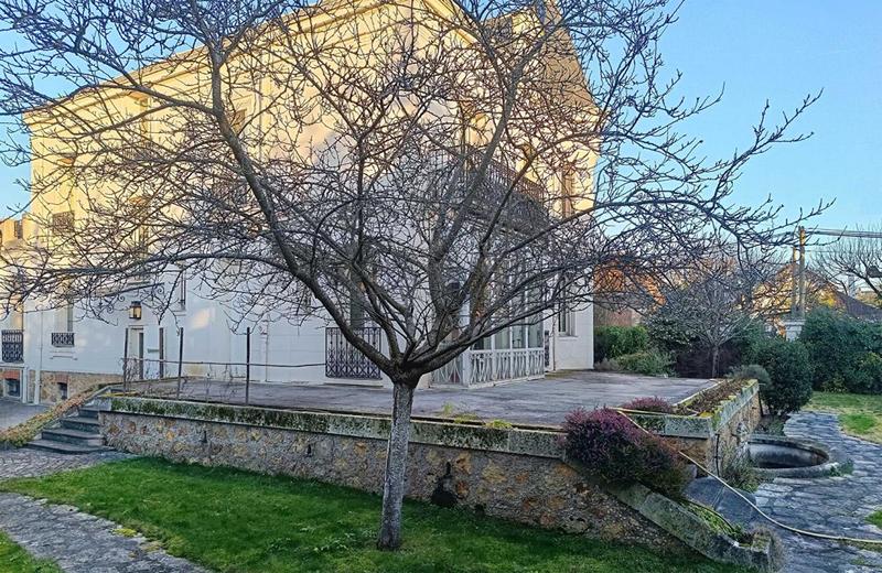 Maison - 299 m² - 10 pièces