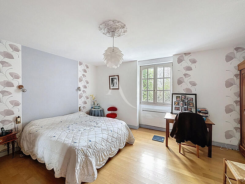 Maison - 202 m² - 8 pièces