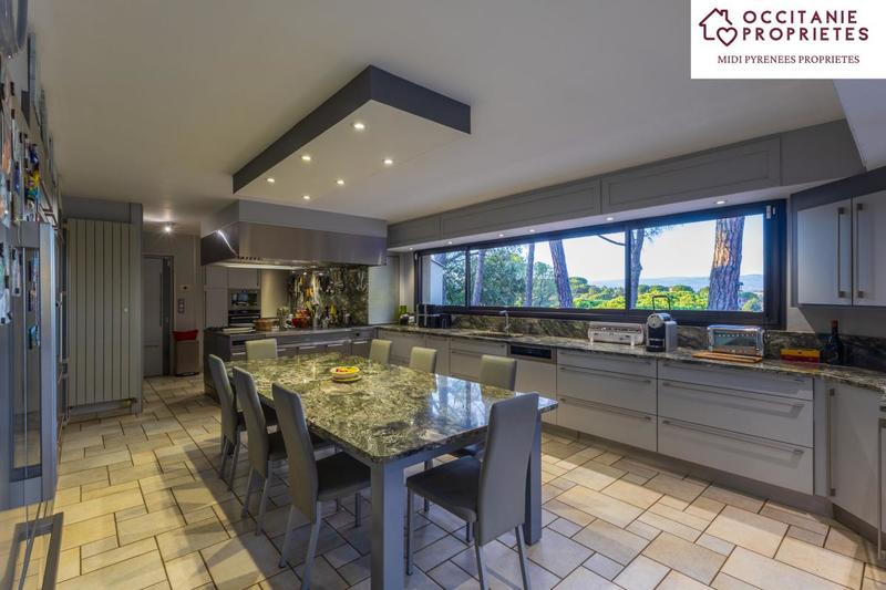 Propriété - 320 m² - 7 pièces