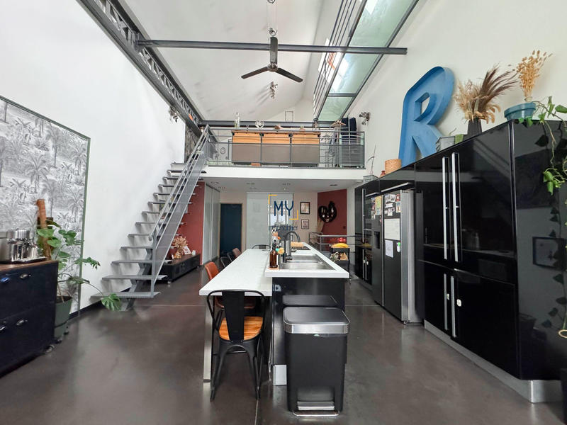 Loft - 145 m² - 6 pièces