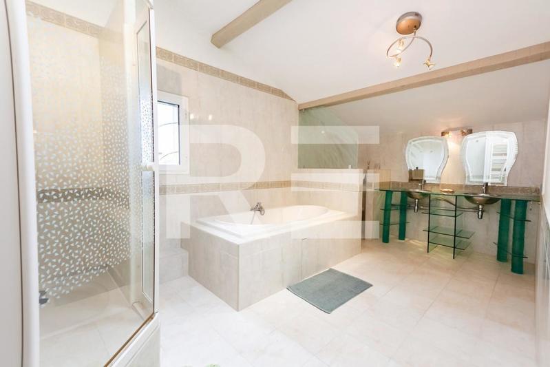 Propriété - 318 m² - 6 pièces