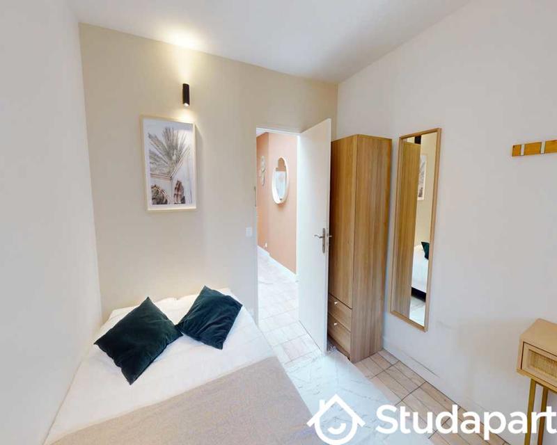 Chambre - 150 m² - 1 pièce