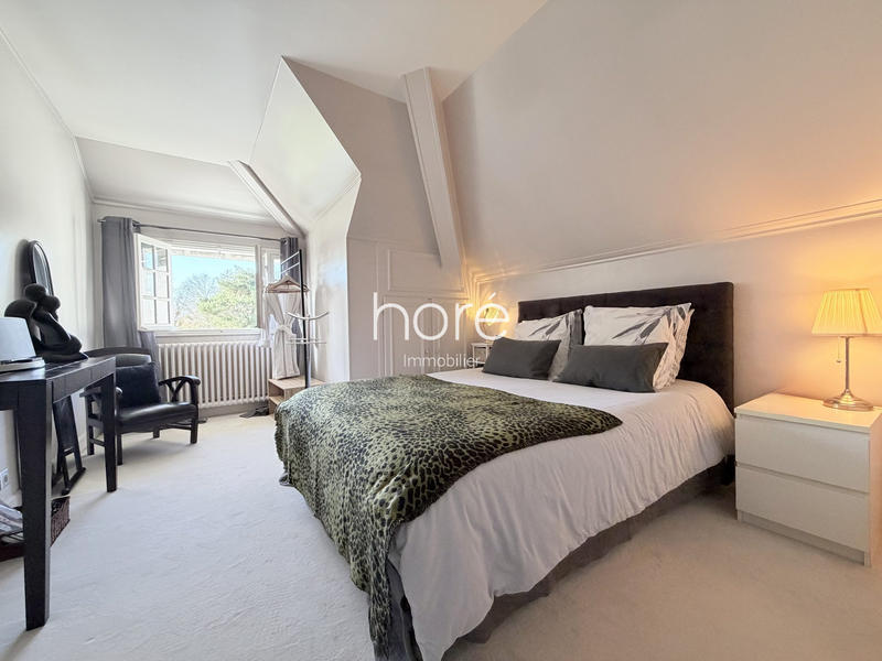 Maison - 290 m² - 9 pièces