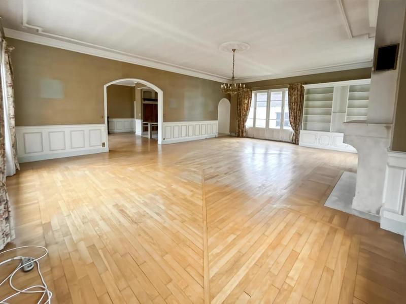 Maison - 338 m² - 10 pièces