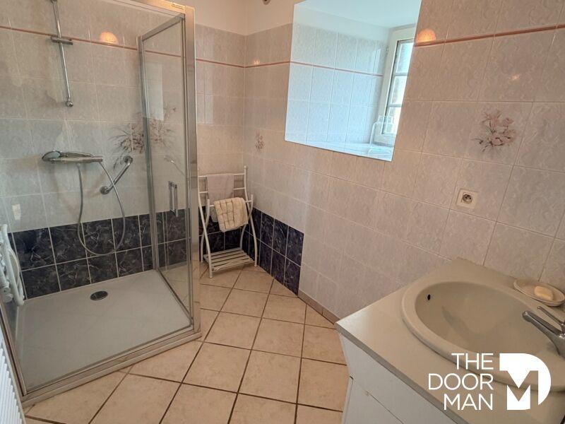 Maison - 247 m² - 9 pièces