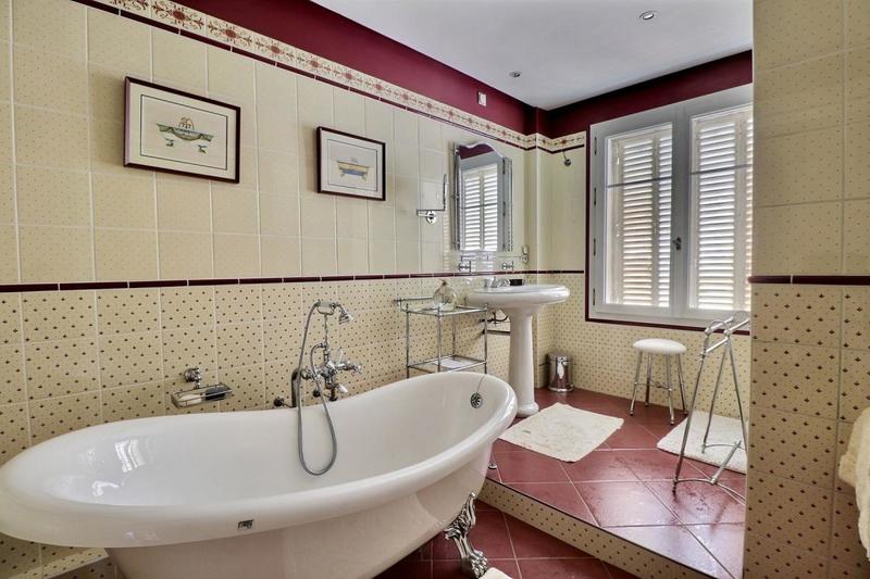 Propriété - 300 m² - 11 pièces