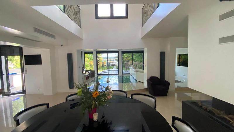 Maison - 340 m² - 5 pièces