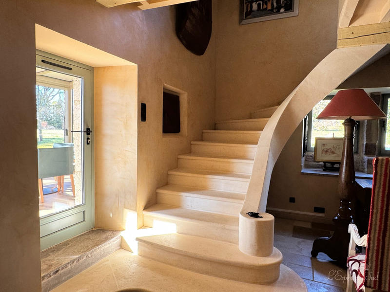 Maison - 330 m² - 9 pièces