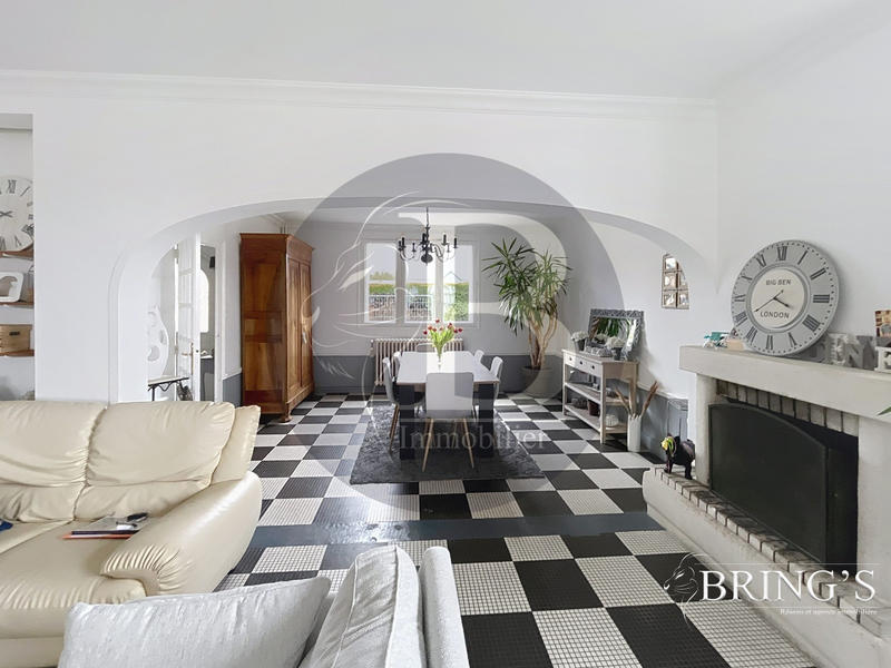 Maison - 196 m² - 9 pièces