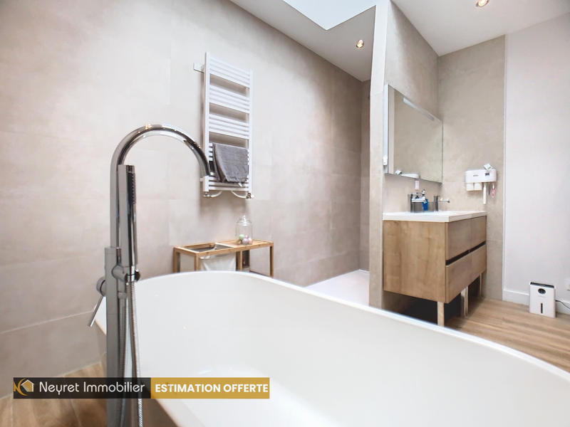 Maison - 250 m² - 7 pièces