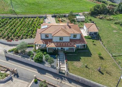 Propriété - 251 m² - 8 pièces