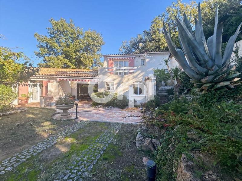 Maison - 280 m² - 9 pièces