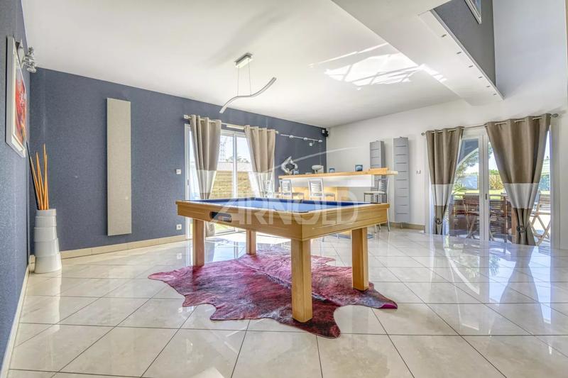 Maison - 250 m² - 12 pièces