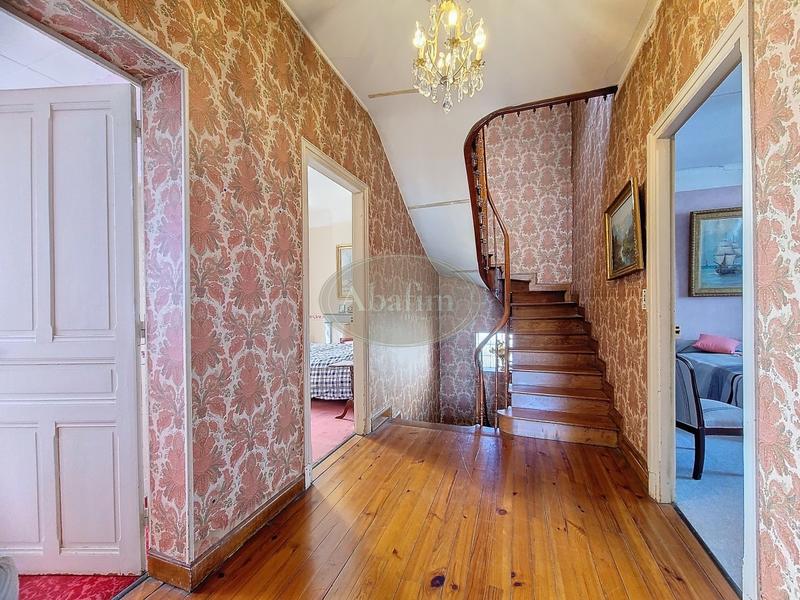 Maison - 254 m² - 9 pièces