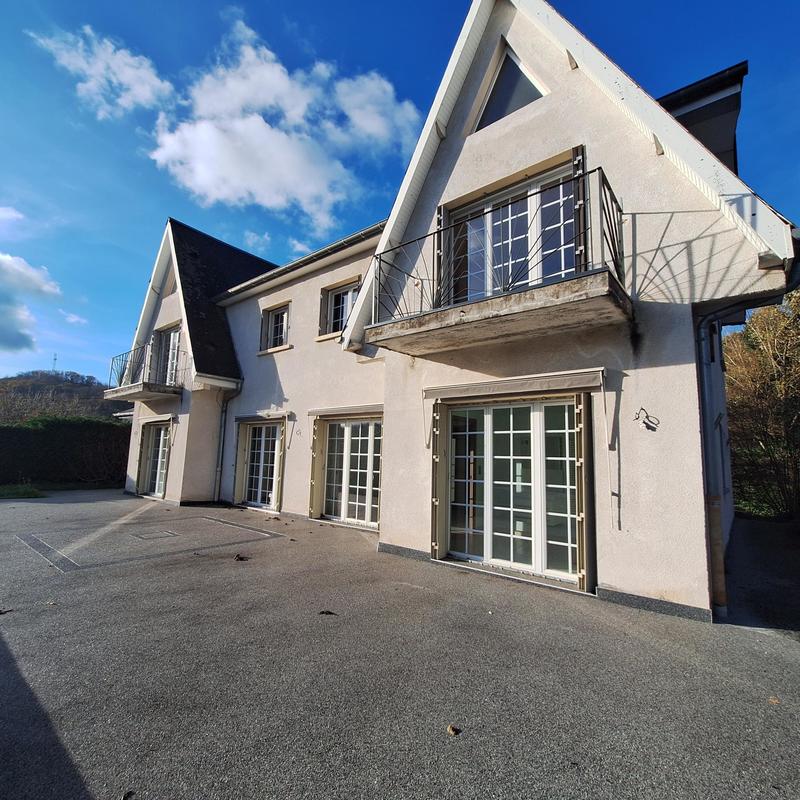 Maison - 233 m² - 8 pièces