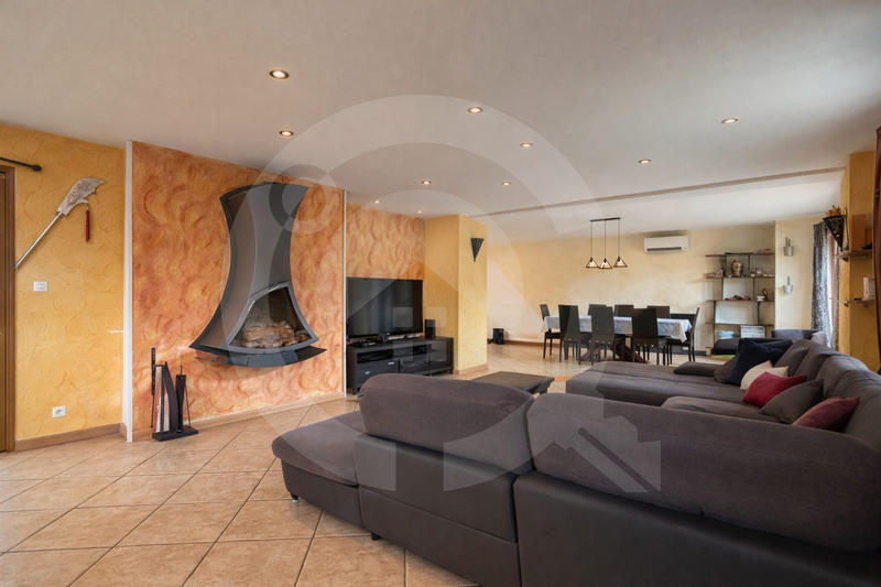 Maison - 275 m² - 8 pièces