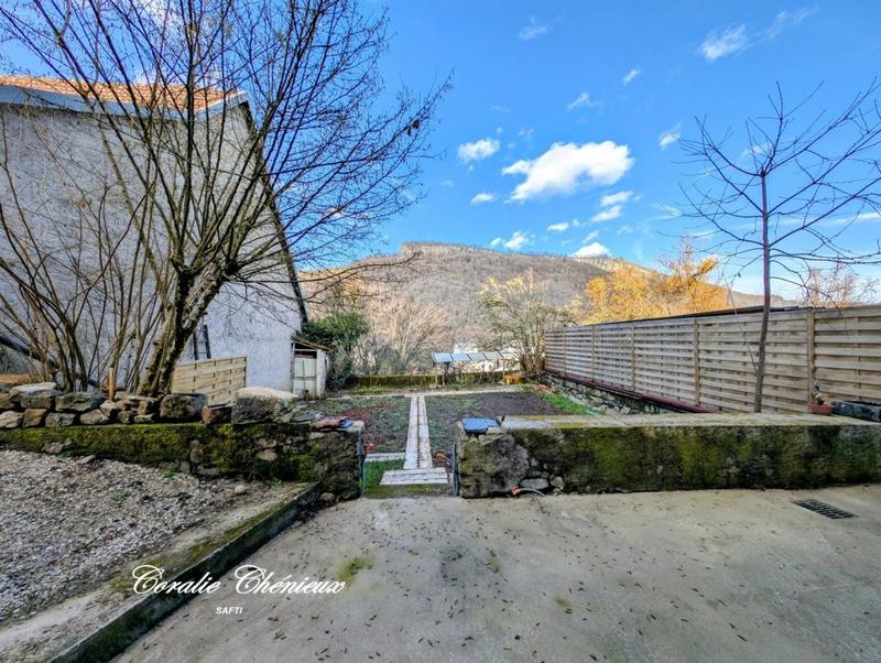 Maison - 240 m² - 11 pièces