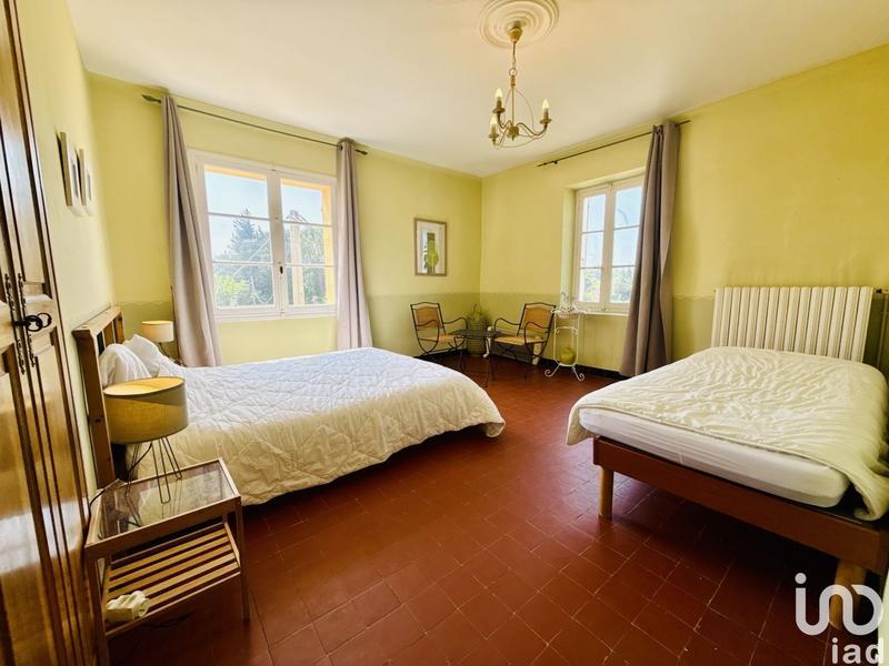 Maison - 1 000 m² - 11 pièces