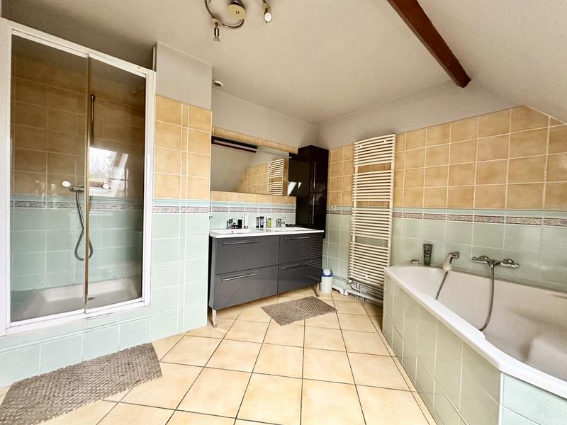 Maison - 201 m² - 8 pièces