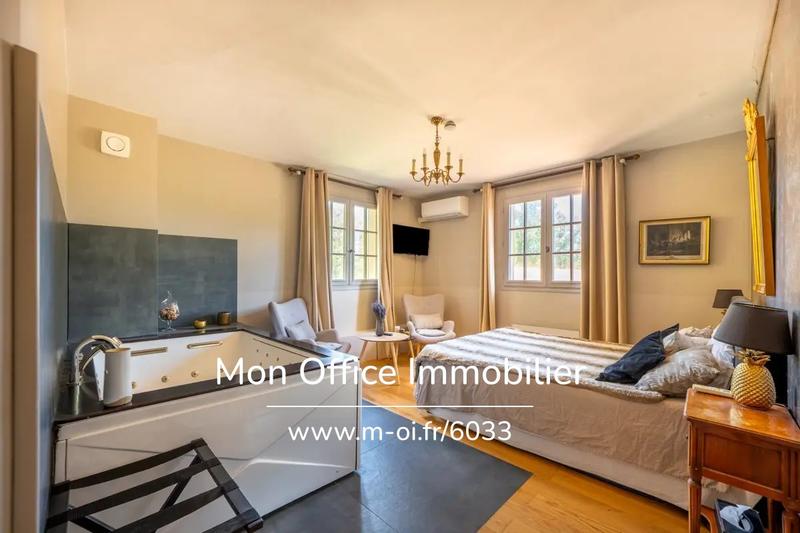 Propriété - 305 m² - 7 pièces