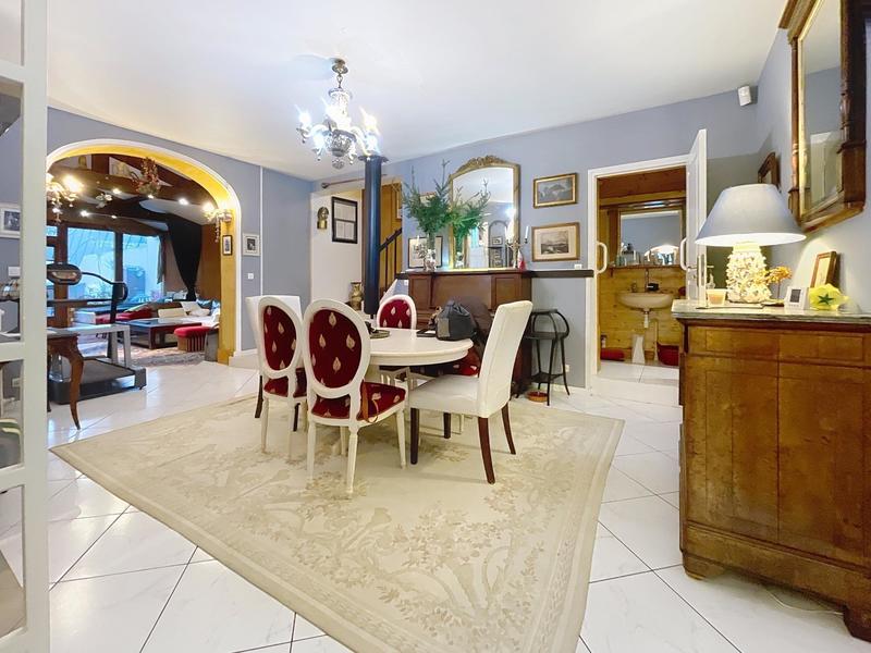 Maison - 242 m² - 10 pièces