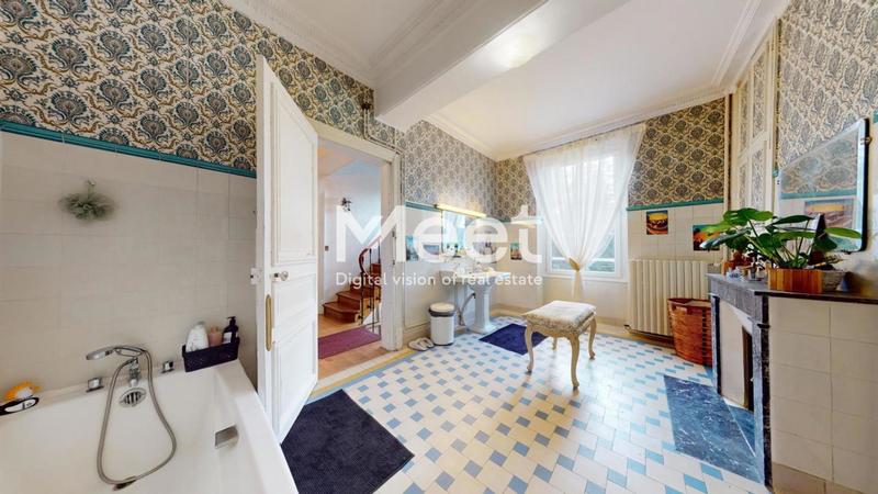 Propriété - 425 m² - 9 pièces