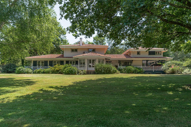 Maison - 220 m² - 8 pièces